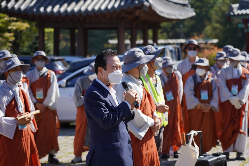 마중을 나온 해인사 및 함양 지역 대중들 (2)